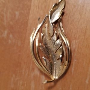Chic 60s gold leaf brooch